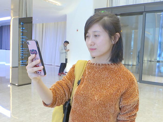 Sau khi đăng ký trên ứng dụng di động, khách trực tiếp đến phòng của mình bằng công nghệ nhận dạng khuôn mặt. (Ảnh: Alibaba)