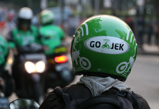 Năm 2014, khi thế giới bắt đầu chú ý đến sự phát triển của các ứng dụng gọi xe, Makarim huy động thành công vốn từ quỹ đầu tư NSI Ventures của Singapore. Với nguồn dữ liệu có được sau 4 năm, tháng 1/2015, Go-Jek chính thức thành lập dưới dạng một công ty cung cấp ứng dụng công nghệ, được điều hành bởi Makarim và Moran. Hai người còn lại đã bán lại cổ phần của công ty. (Ảnh: Nikkei)