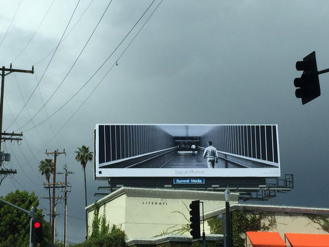 Bức hình được chụp bởi người dùng, từ một chiếc iPhone 6, chễm chệ trên bảng quảng cáo khổng lồ.