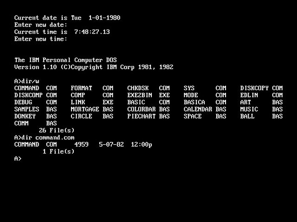 Đây là giao diện máy tính cá nhân của IBM những năm 1980, với hệ điều hành PC-DOS, dựa vào các lệnh.