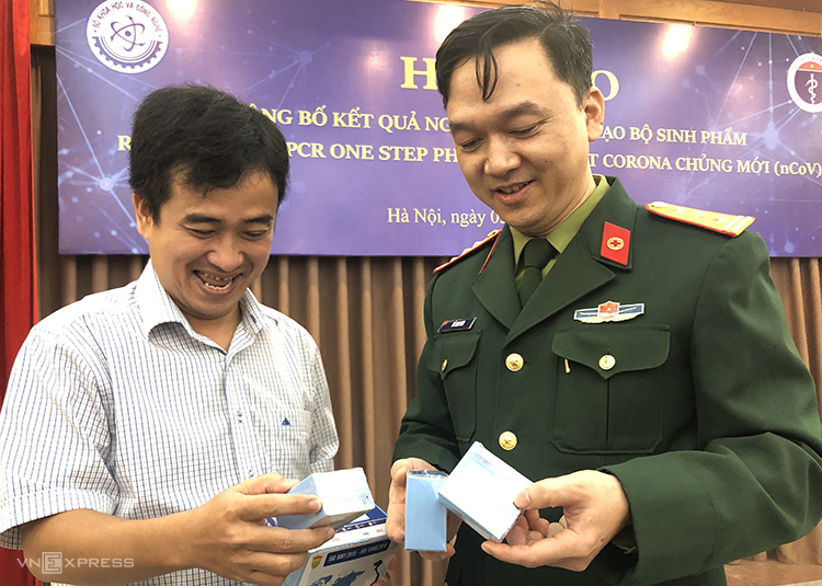 PGS.TS Hồ Anh Sơn (phải), Chủ nhiệm đề tài và đại diện Công ty cổ phần Việt Á giới thiệu bộ kit tại buổi họp báo. Ảnh: BN.