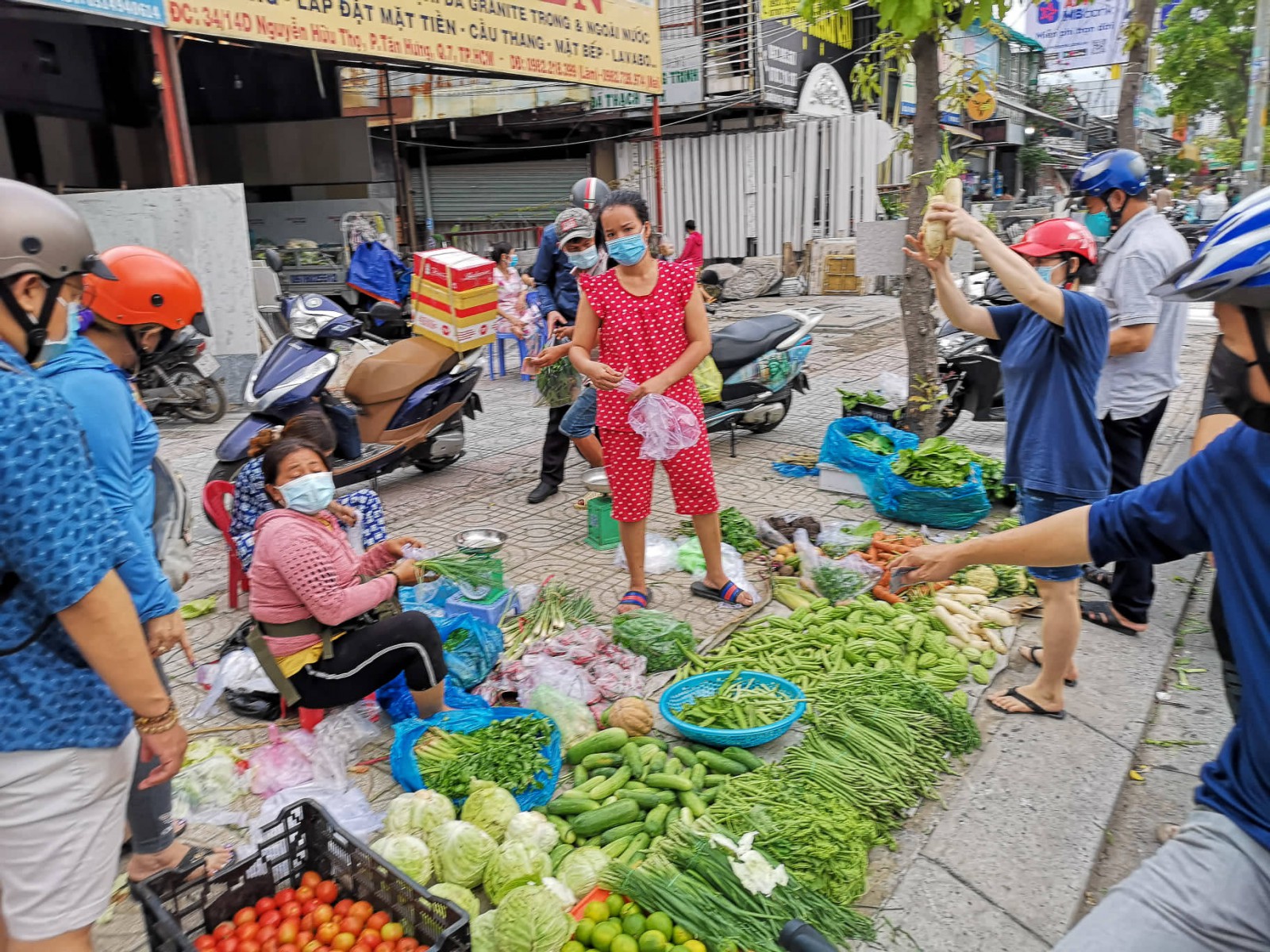 Người dân “mua hết” rau trong siêu thị, ra mua tiếp ở ngoài đường.
