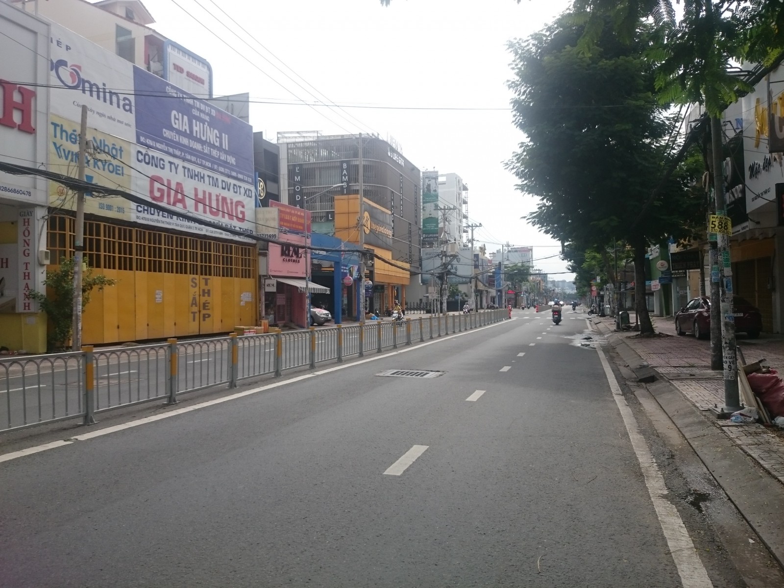 10h sáng Chủ nhật, ngày 19/9/2021, đường Nguyễn Thị Thập, một trục đường chính của Quận 7 vẫn vắng.