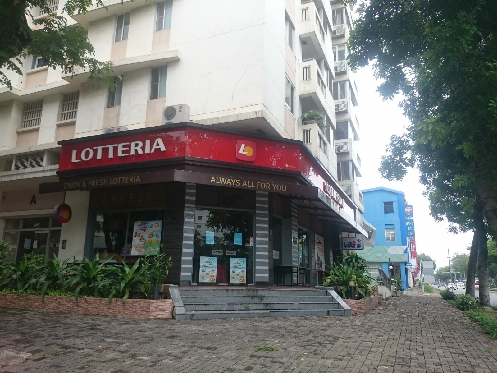 Cửa hàng đồ ăn nhanh Lotteria trên đường Nguyễn Văn Linh, Quận 7 vẫn đóng cửa.