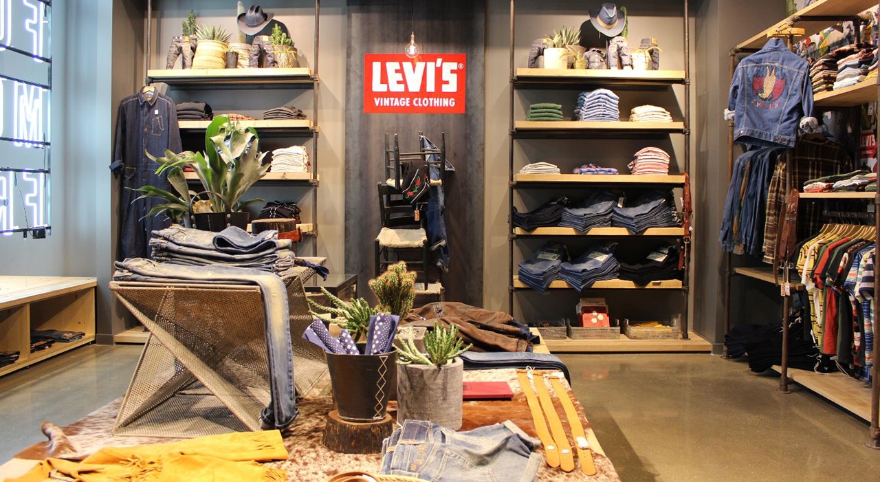 Is that shop new. Levis San Francisco магазин. Левайс витрина. Магазин Levis в Москве. Оформление магазина Levis.