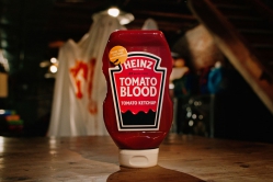 Heinz ra hẳn 1 loại sốt chuyên làm “máu giả” cho ngày Halloween
