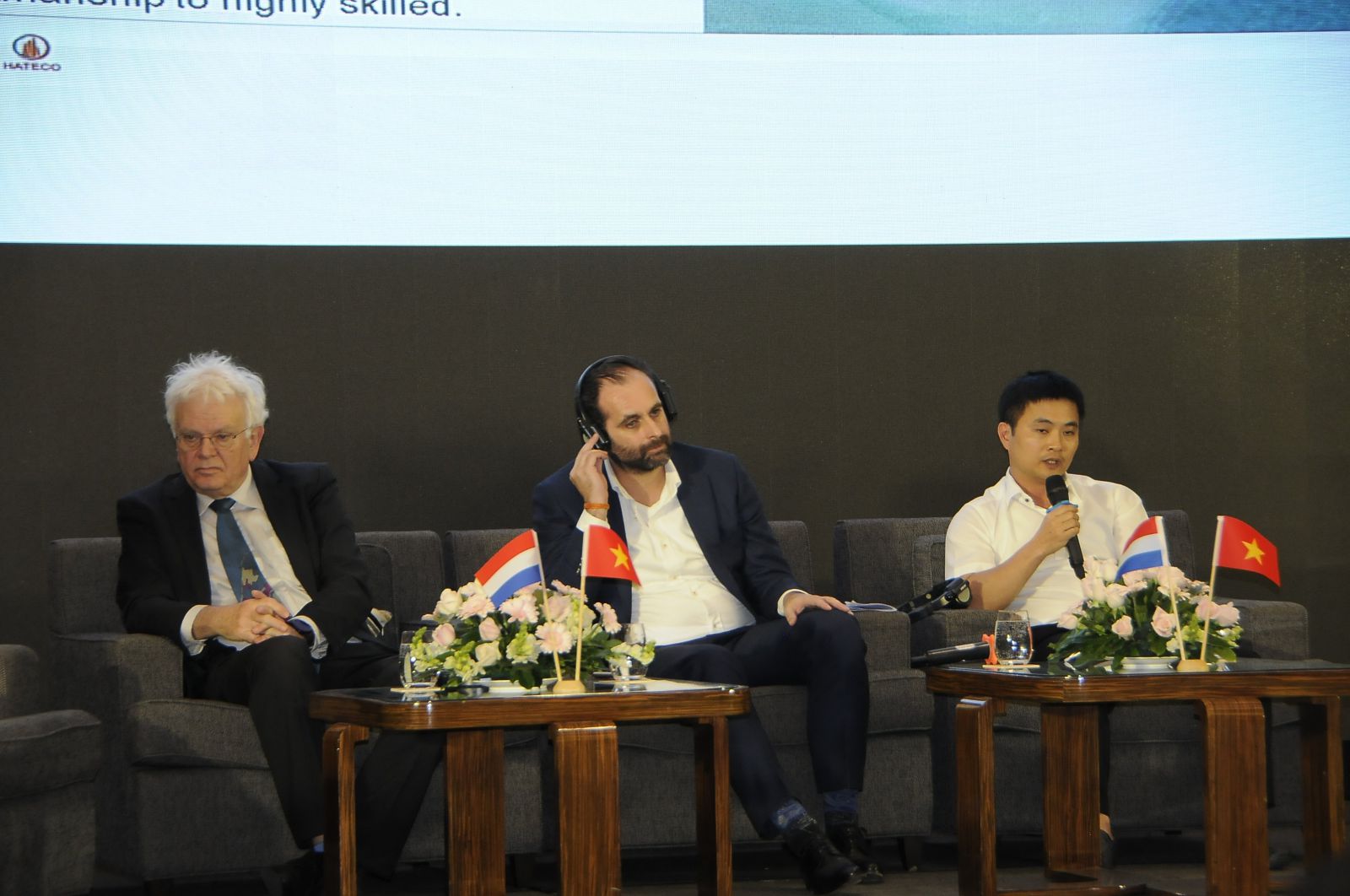 Các chuyên gia Hà Lan và Việt Nam thảo luận tại Diễn đàn. Ảnh: Đình Đại