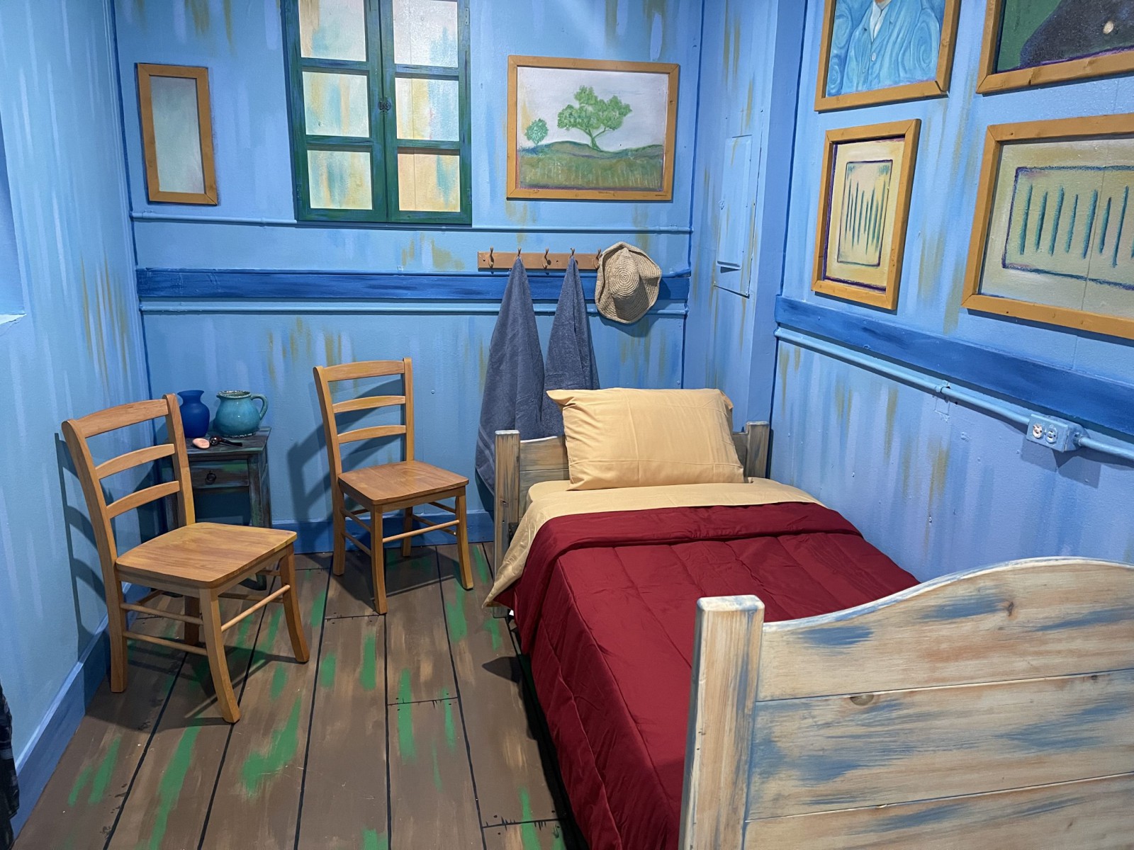 “phòng ngủ Van Gogh” y như thật
