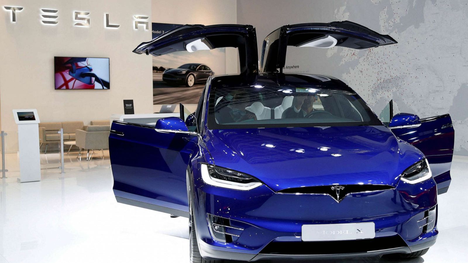 Tesla mới đây đã giảm giá hai loại xe điện đắt nhất của họ tại Mỹ