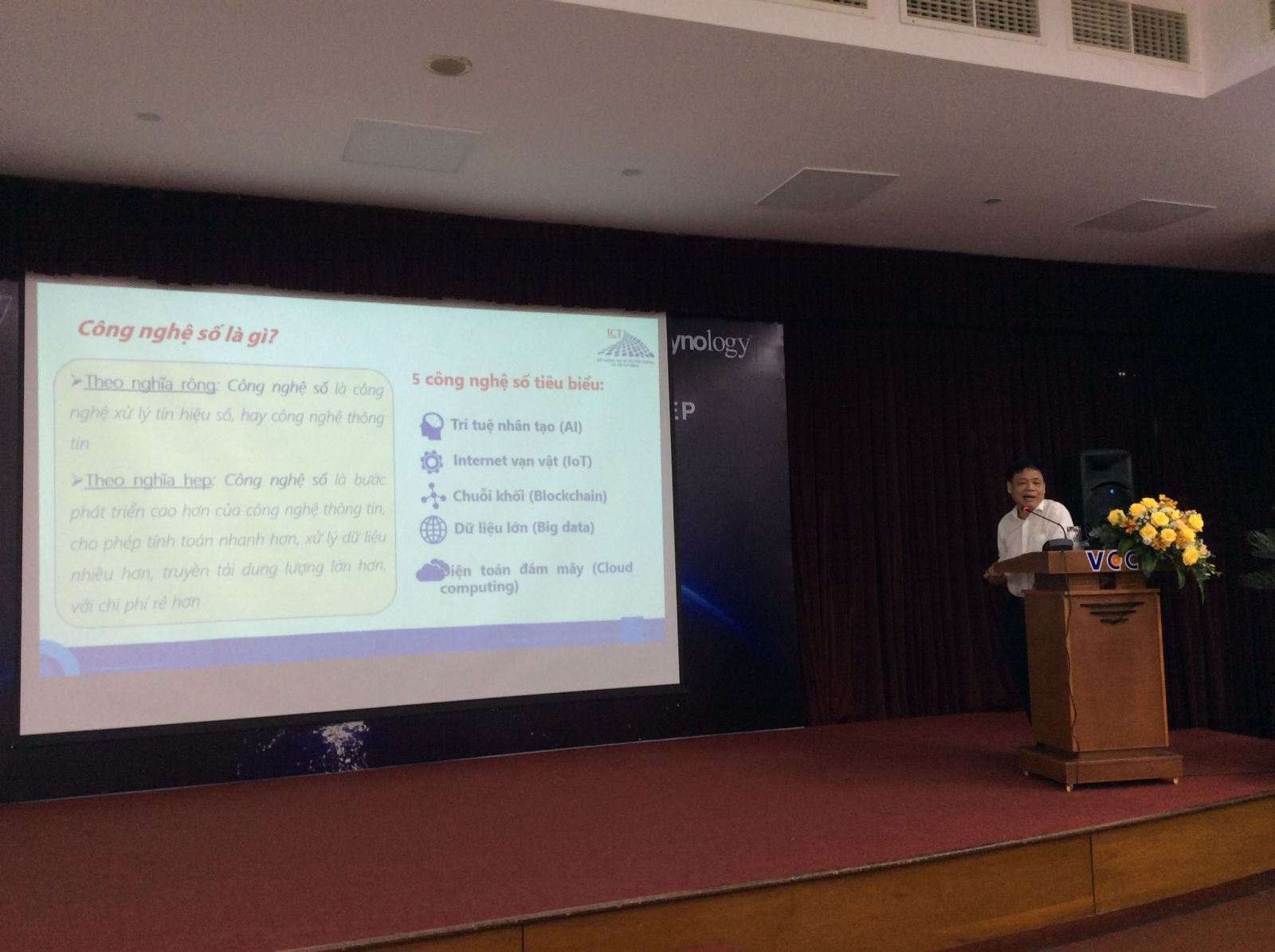Ông Lê Quốc Cường, Phó trưởng ban quản lý Khu Công nghệ cao TP. HCM trình bày tham luận