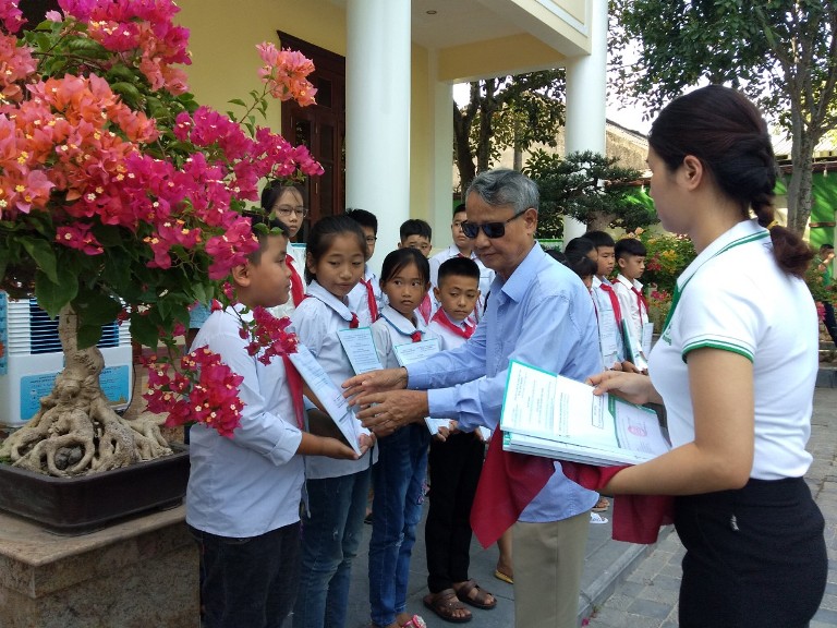 ông Nguyễn Xuân Cộng Chủ tịch HĐQT Công ty Công Nông nghiệp Tiến Nông trao học bổng cho các cháu mồ côi