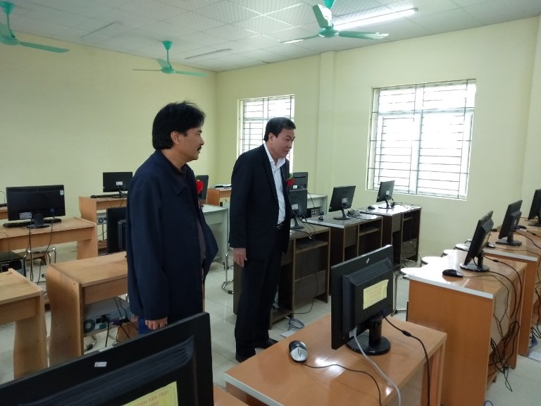 ông Lê Đình Hải, Bí thư huyện Thọ Xuân và đại diện nhà tài trợ thăm công trình