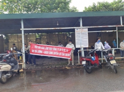 Hà Nội: Hàng trăm lao động Công ty ô tô 1-5 “đội mưa”…kêu cứu!