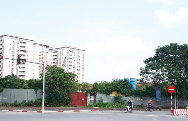 Trung tâm thương mại, dịch vụ, văn phòng cao cấp nằm trên lô đất rộng hơn 12.000 m2 thuộc Khu đô thị mới Việt Hưng, Long Biên đã chậm tiến độ nhiều năm nay.