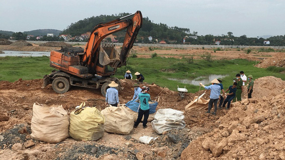 Cơ quan công an khai quật chất thải bị chôn lấp trái phép tròn khuôn viên Công ty Khải Hồng