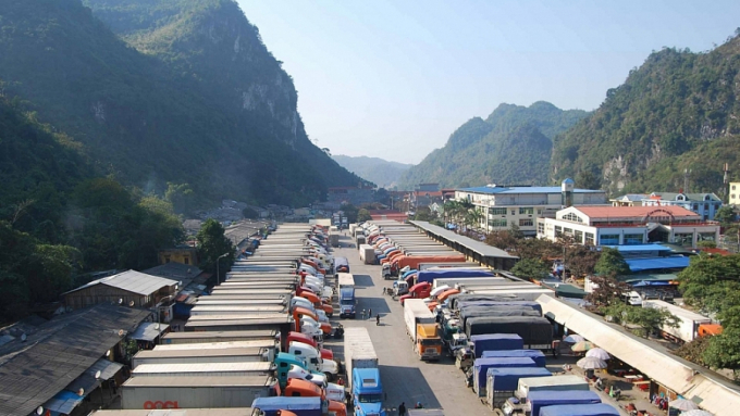 Xe chờ xuất khẩu hàng hóa tại cửa khẩu Lạng Sơn.