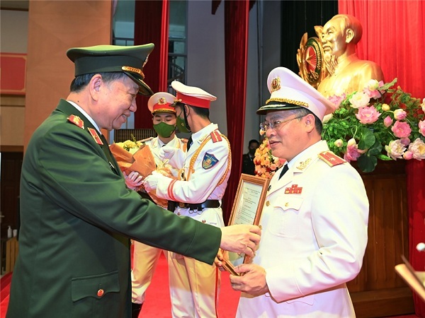 Bộ trưởng Tô Lâm trao Quyết định bổ nhiệm chức vụ Thứ trưởng Bộ Công an đối với Thiếu tướng Nguyễn Văn Long.