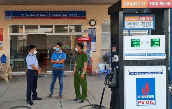 Chi cục Quản lý thị trường tỉnh An Giang phối hợp cùng ngành chức năng có liên quan kiểm tra tình hình hoạt động của các cửa hàng xăng dầu hoạt động trên địa bàn.