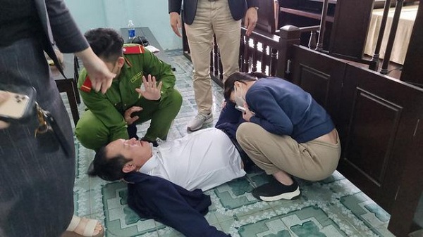 Hình ảnh ông Võ Văn Cường uống chai thuốc (nghi thuốc sâu) sau khi TAND quận Ngũ Hành Sơn tuyên án ngày 8/12/2021.