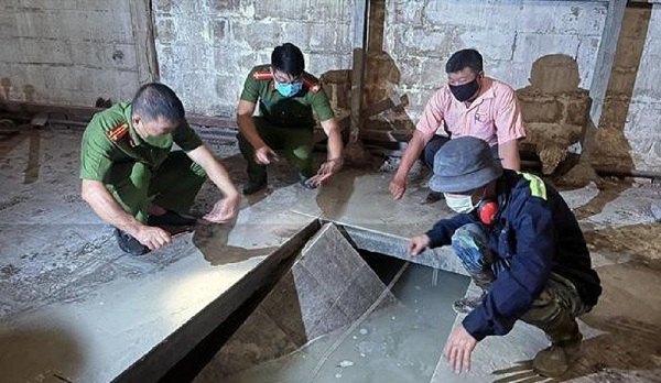Lực lượng chức năng kiểm tra hầm chứa chất thải bên trong xí nghiệp bóng đèn Điện Quang. (Ảnh: Công an tỉnh Đồng Nai).