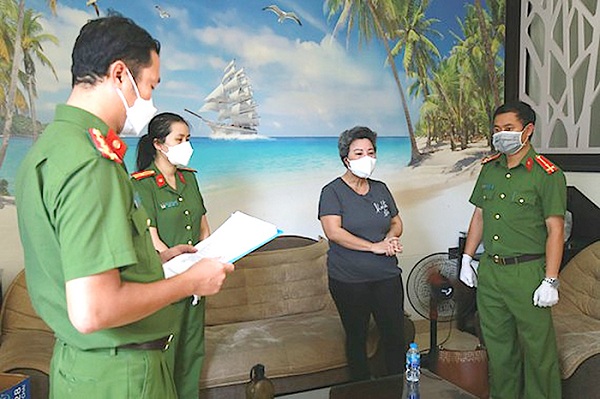 Cơ quan Công an đọc lệnh bắt tạm giam đối tượng Trần Thị Phương Dung.