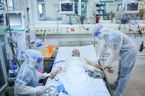 Nhân viên y tế điều trị cho F0 nặng tại Bệnh viện Bệnh Nhiệt đới Trung ương cơ sở Đông Anh, Hà Nội. Ảnh: Thạch Thảo