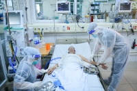 Khủng hoảng nhân lực y tế công: Vì sao hàng nghìn y bác sỹ 
