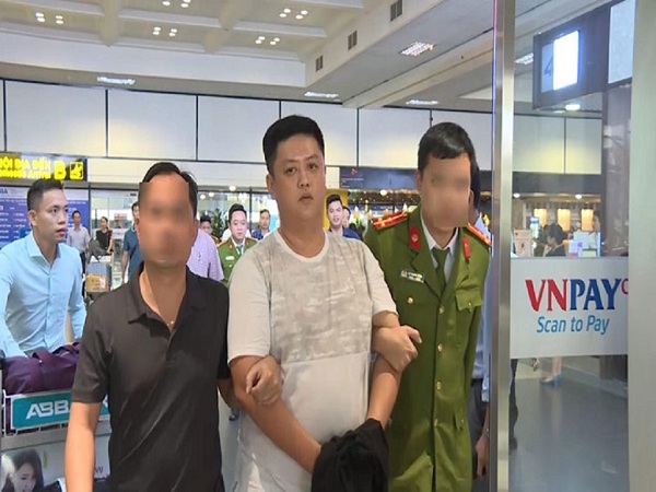 Cuối tháng 11.2019, Công an tỉnh Phú Thọ bắt giữ nhóm đánh cắp tài khoản ngân hàng, trong đó thông tin mà tội phạm có được là do chính nhân viên ngân hàng bán ra