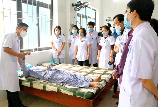 Chuyển giao kỹ thuật mới trong khám chữa bệnh tại bệnh viện Y học cổ truyền Hà Tĩnh