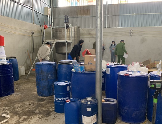 Lực lượng chức năng tỉnh Thanh Hóa phát hiện cơ sở sản xuất nước giặt giả mạo nhãn hiệu lớn. Ảnh: Cục QLTT Thanh Hóa 