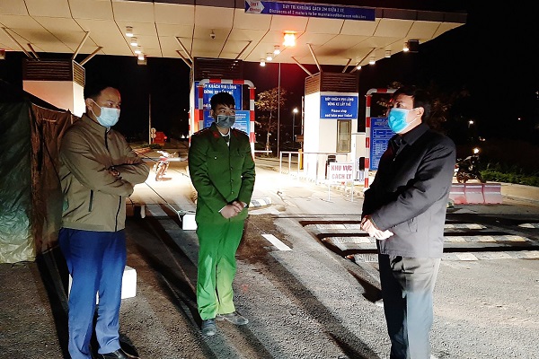Lãnh đạo huyện Vân Đồn kiểm tra công tác phòng, chống dịch trong đêm