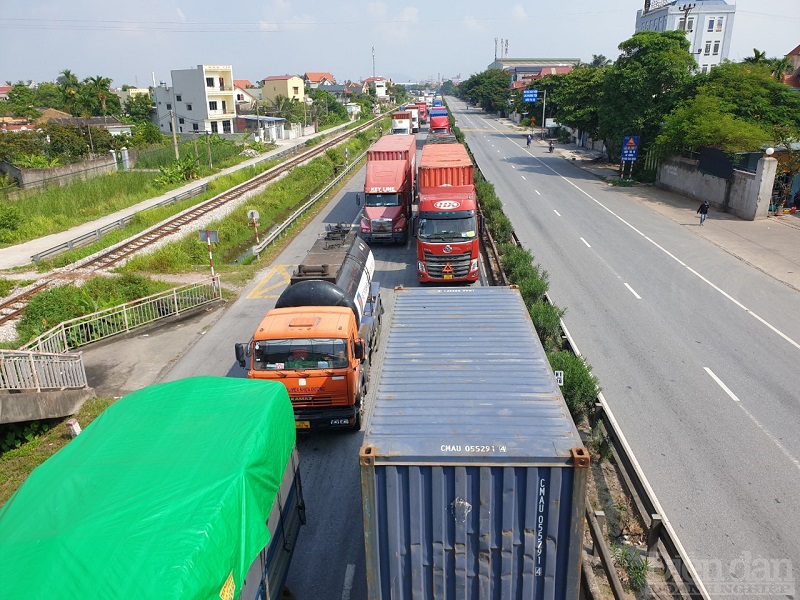 Hàng nghìn xe tải, phương tiện cá nhân xếp hàng dài trên QL5, từ ga Dụ Nghĩa (huyện An Dương, TP Hải Phòng) đến huyện Kim Thành (Hải Dương).