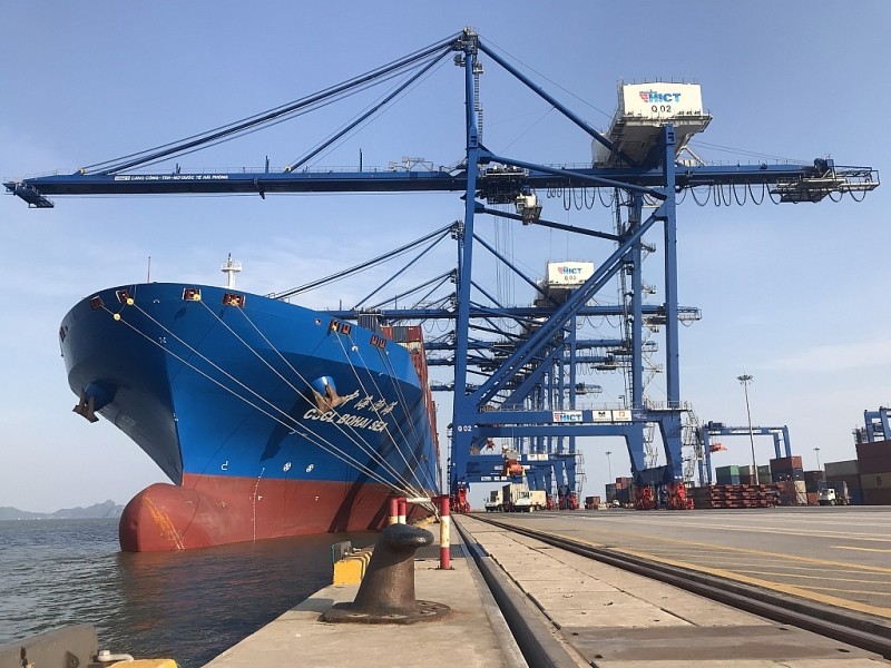 Siêu tàu có tải trọng hơn 100 nghìn tấn vừa cập cảng container quốc tế Hải Phòng 
