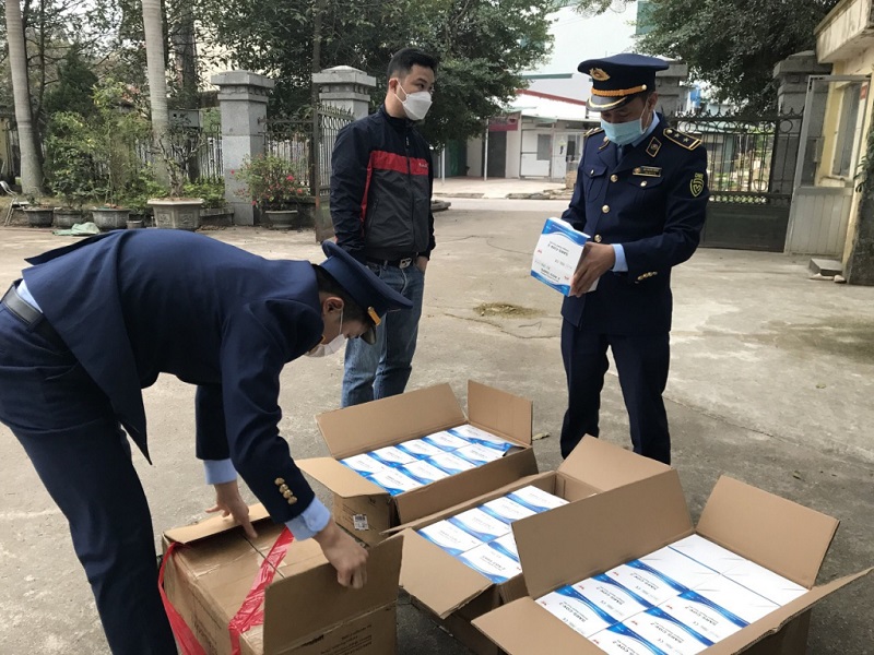 Ngày 4/3/2022, đối tượng vận chuyển 2.400 bộ kit test nhanh SARS-COV-2 nhập lậu từ Trung Quốc bị bắt giữ.