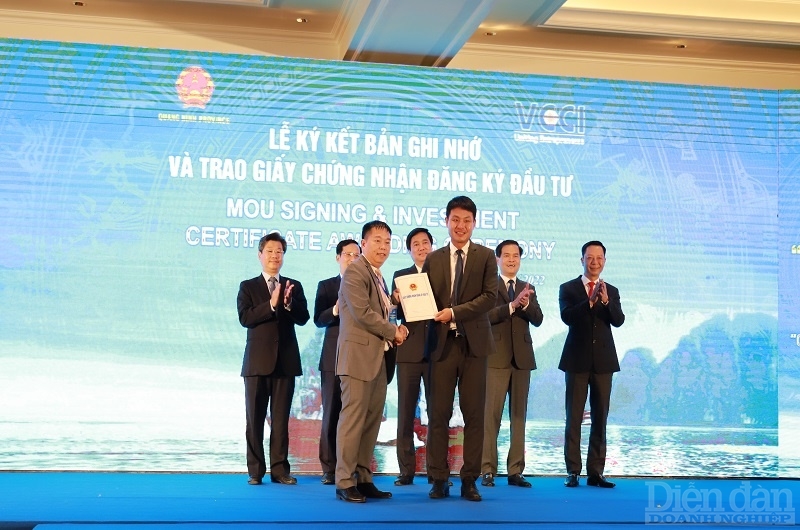 Quảng Ninh trao chứng nhận đầu tư cho công ty TNHH công nghiệp Jinko Solar Việt Nam.
