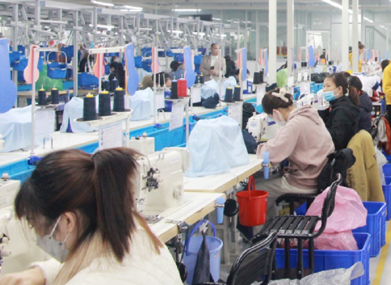 Sản xuất tại Công ty TNHH Dệt may Weitai Hạ Long - DN đầu tư nước ngoài