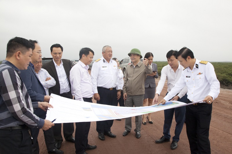 Lãnh đạo tỉnh Quảng Ninh giới thiệu về dự án Bến cảng tổng hợp Vạn Ninh với đoàn công tác Tổng Công ty Tân Cảng Sài Gòn (ảnh báo Quảng Ninh)