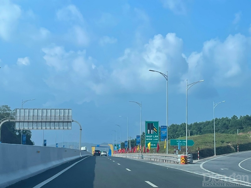 Trục cao tốc phía Đông được kết nối bằng đường Cao tốc Hà Nội - Móng Cái