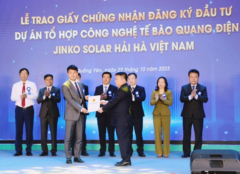 Ông Hoàng Trung Kiên - Trưởng BQL KTT Ban Quản lý Khu kinh tế tỉnh trao giấy chứng nhận đăng ký đầu tư Dự án Tổ hợp công nghệ tế bào quang điện Jinko Solar Hải Hà Việt Nam