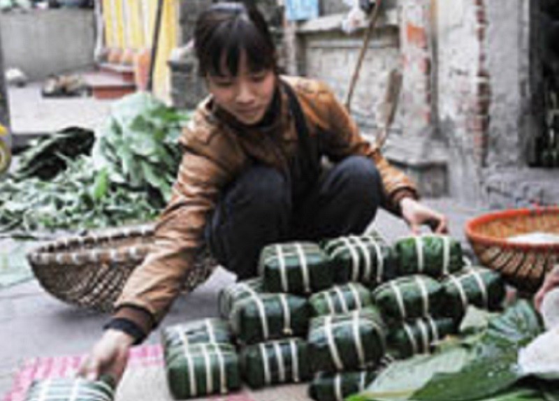 Gói bánh chưng ngày Tết, nét đẹp văn hóa cổ truyền của người dân Việt Nam (Ảnh minh họa)