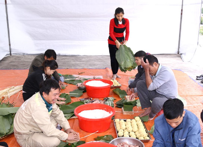 Ngày hội “Bánh chưng xanh - Ấm lòng ngày Tết” do Công đoàn Công ty Cổ phần Hạ tầng Khu công nghiệp Bảo Minh tổ chức tặng bánh chưng cho người lao động. (Ảnh: Báo Nam Định)