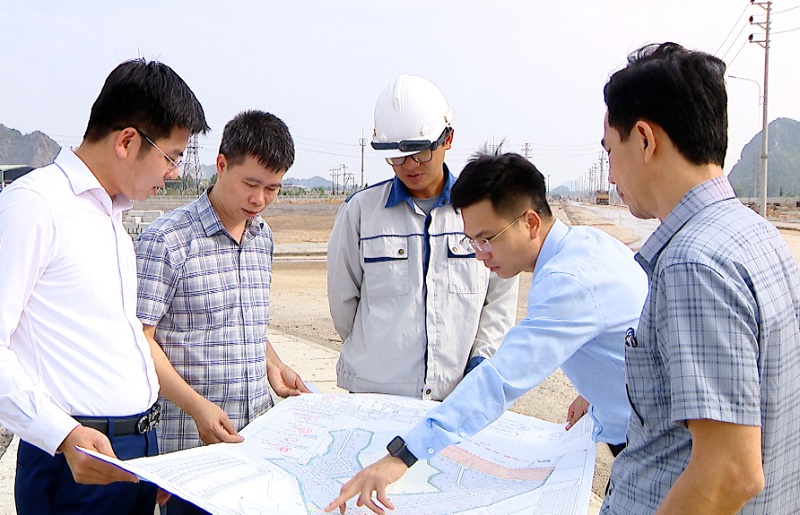 Lãnh đạo TP Uông Bí kiểm tra dự án CCN Phương Nam (Ảnh: Báo Quảng Ninh)