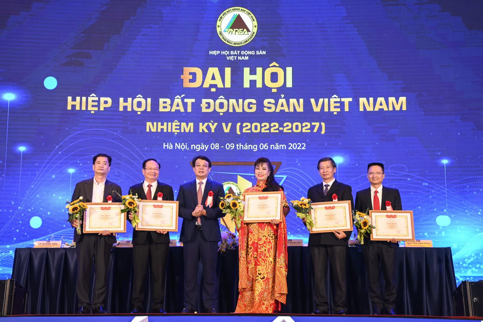 Ông Bùi Hồng Minh, Thứ trưởng Bộ Xây dựng trao bằng khen của Bộ trưởng Bộ Xây dựng cho 2 tập thể và 3 cá nhân thuộc Hiệp hội Bất động sản Việt Nam đã có thành tích xuất sắc