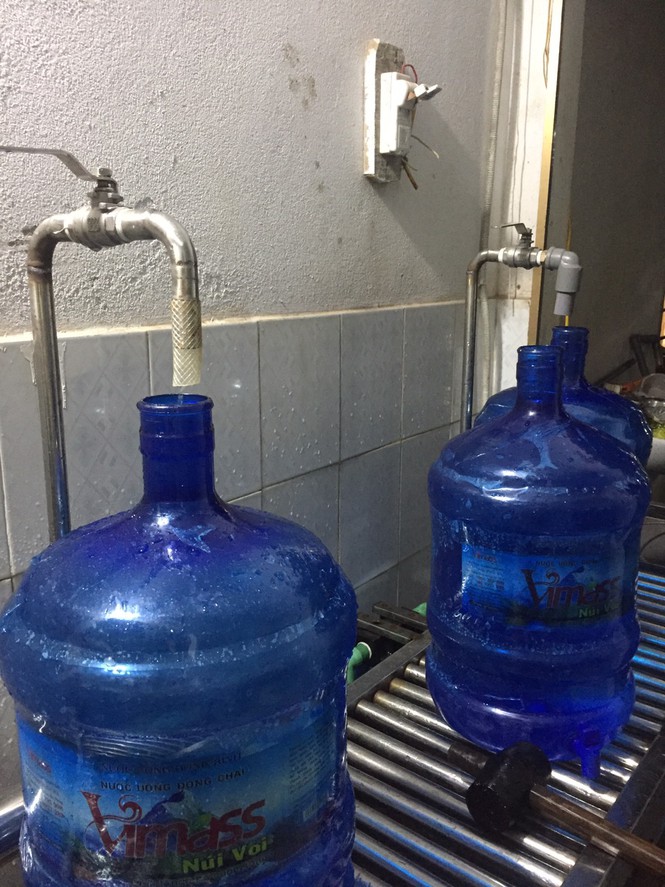 Nước đóng chai nhãn hiệu Vimass Núi Voi được sản xuất từ nguồn mương nước thải sinh hoạt