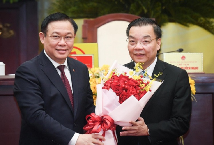 Bí thư Thành ủy Hà Nội - Vương Đình Huệ, tặng hoa chúc mừng tân Chủ tịch UBND TP. Hà Nội - Ảnh: Zing