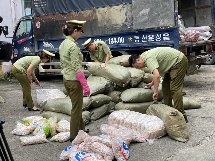Cũng trong ngày 30/9, lực lương QLTT tỉnh Hà Giang cũng phát hiện vào bắt giữ hơn 1.000 tấn thực phẩm không rõ nguồn gốc - Ảnh: QLTT