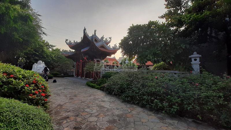 Không chỉ có những công trình kiên cố như nhà hàng, quán cafe, khu vui chơi, khuôn viên khu sinh thái Lưu Gia Trang còn tồn tại một số công trình tâm linh - Ảnh: Gia Nguyễn/DĐDN
