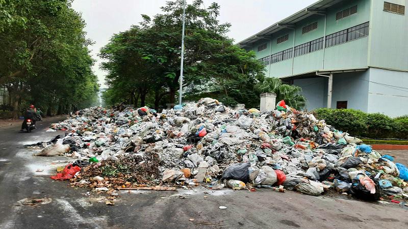 Chỉ sau ba ngày ùn ứ, rác thải đã khiến môi trường tại một số con phố trong nội đô bị 