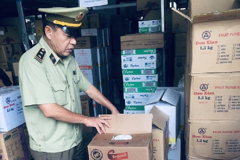 Lực lượng Quản lý thị trường tỉnh Bình Dương vừa phát hiện và thu giữ hơn 800 kg nguyên liệu trà sữa nghi nhập lập - Ảnh: QLTT