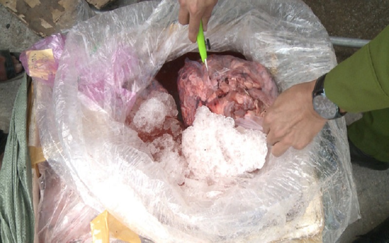 Lực lượng chức năng Công an tỉnh Thừa Thiên Huế vừa phát hiện bắt giữ gần 1 tấn nội tạng động vật nhập lậu trên đường vận chuyển - Ảnh: CA